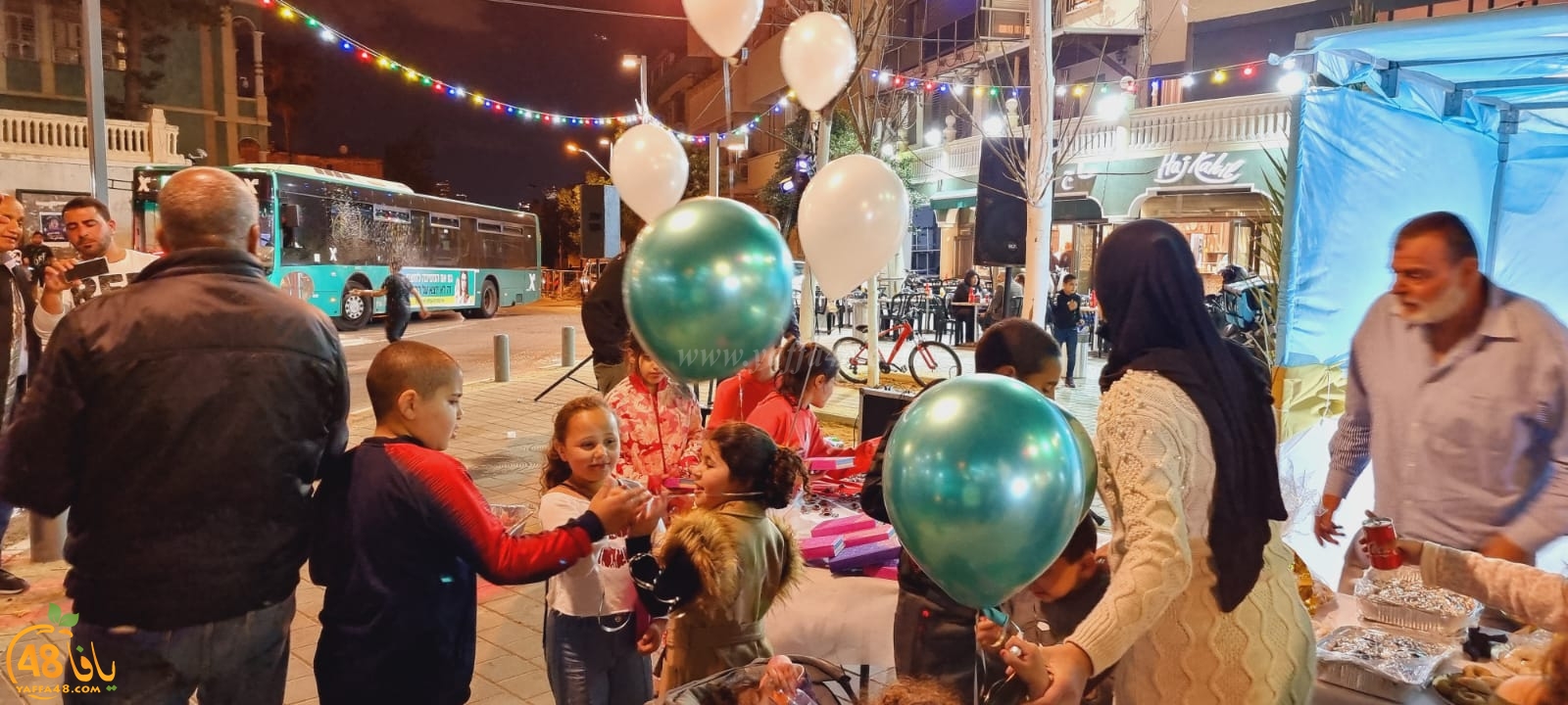  فيديو: بمناسبة حلول رمضان - توزيع الحلوى والهدايا على المارة في شارع ييفت بيافا